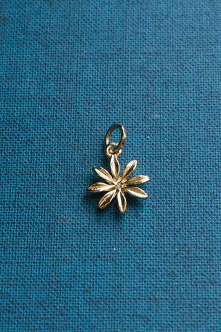 14kt gold vintage dainty little daisy charm